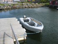 B&aring;t med motor og flytevester